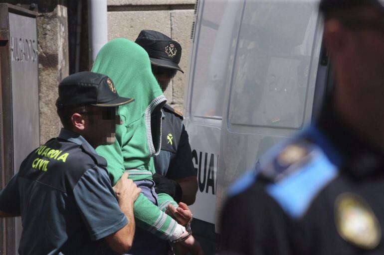 El presunto autor de la muerte violenta de sus dos hijas en la localidad pontevedresa de Moraña, David Oubel, entrando en el furgón que lo trasladó a León