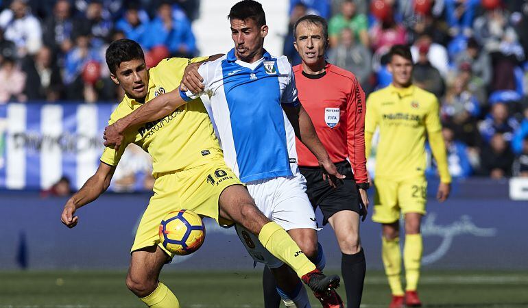 Gabriel (d) y Rodrigo Hernandez (i) luchan por un balón durante el partido de La Liga del pasado 3 de diciembre en Butarque.