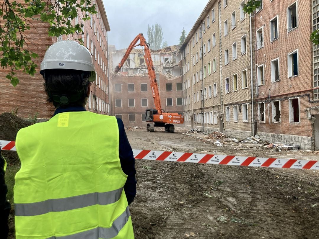 El alcalde de Vitoria, Gorka Urtaran, se ha personado en los pisos pares de la Avenida de Olárizu para supervisar el derribo