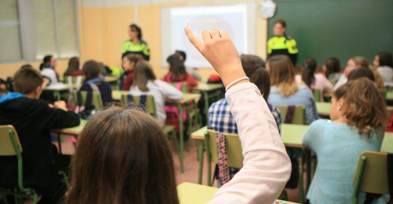 Agentes Tutores dando una charla en una clase de un colegio de Tres Cantos