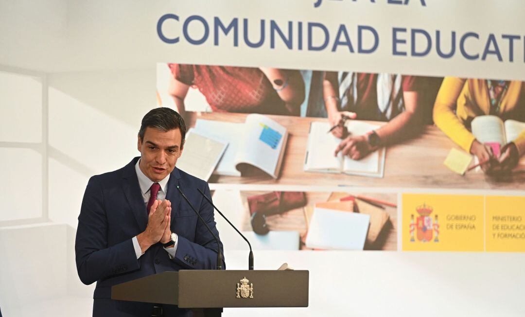 El presidente del Gobierno, Pedro Sánchez, preside un acto de homenaje a la comunidad educativa para reconocer el esfuerzo realizado por alumnos, docentes y familias para mantener la escuela abierta durante la pandemia del coronavirus, este sábado en el palacio de la Moncloa en Madrid.