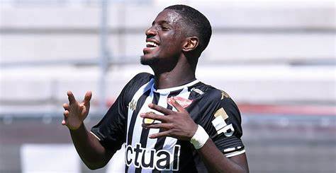Mohamed Ali Cho se lamenta de una ocasión con el Angers
