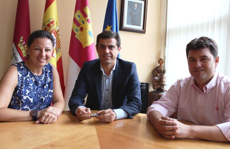 Reunión entre Susana Rodríguez, Javier Cuenca y Francisco Navarro