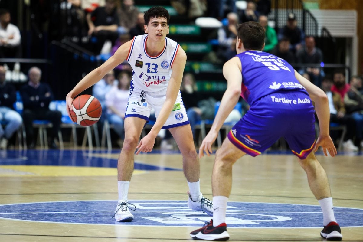 Adria Rodríguez, jugador del HLA Alicante, frente a Alimerka Oviedo