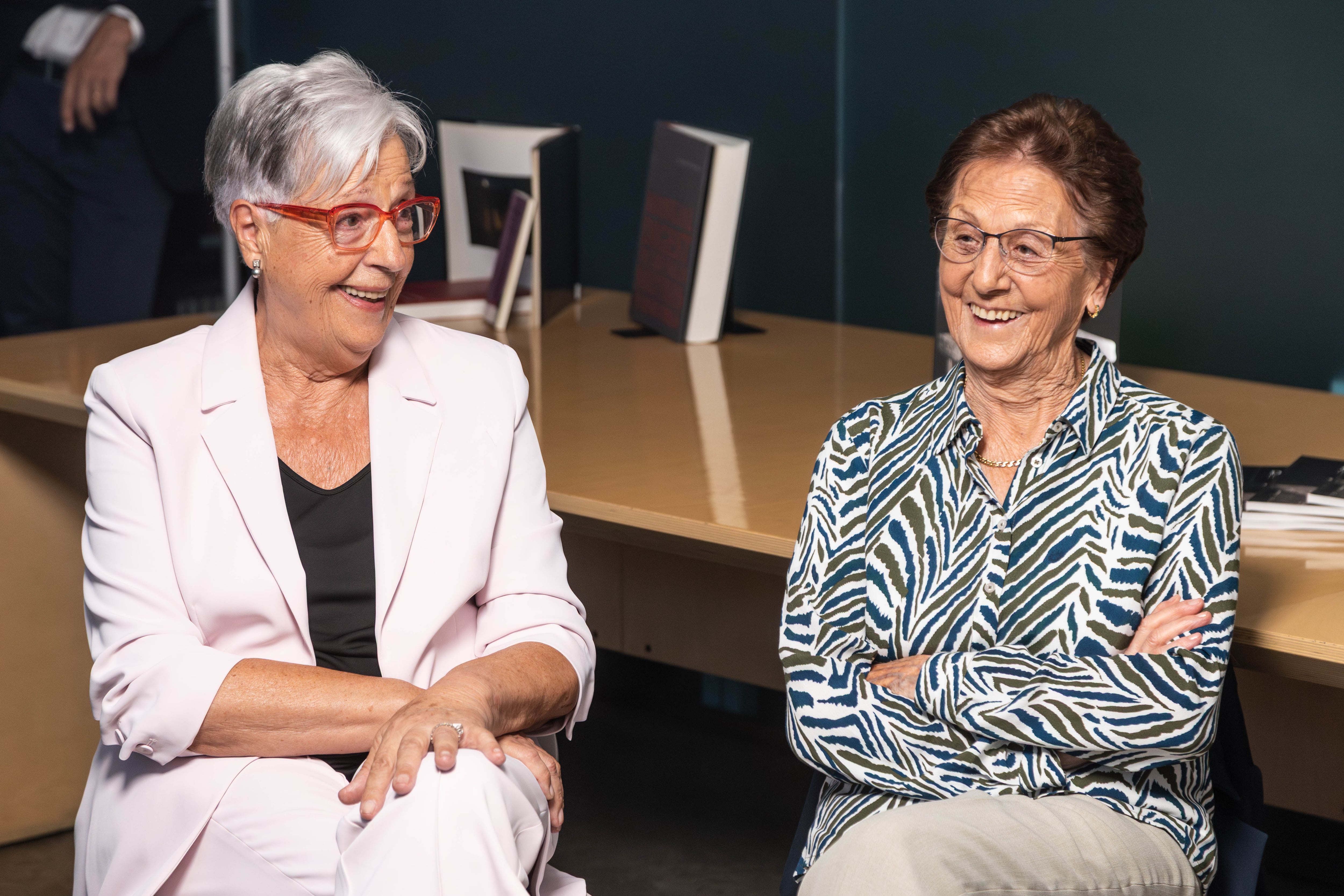 Roser Molné (d) amb Pilar Saboya durant l&#039;acte d&#039;homenatge a la Massana a les sufragistes