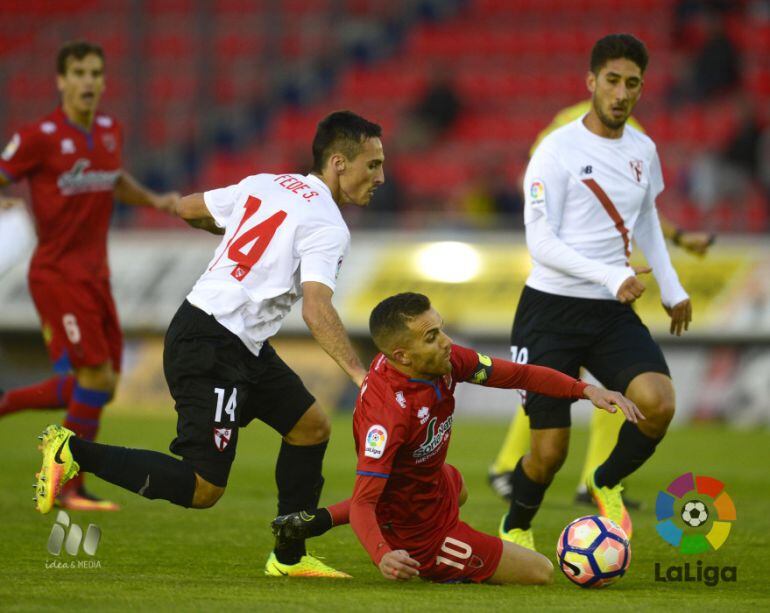 Julio Álvarez cae ante la presión de Fede San Emeterio.