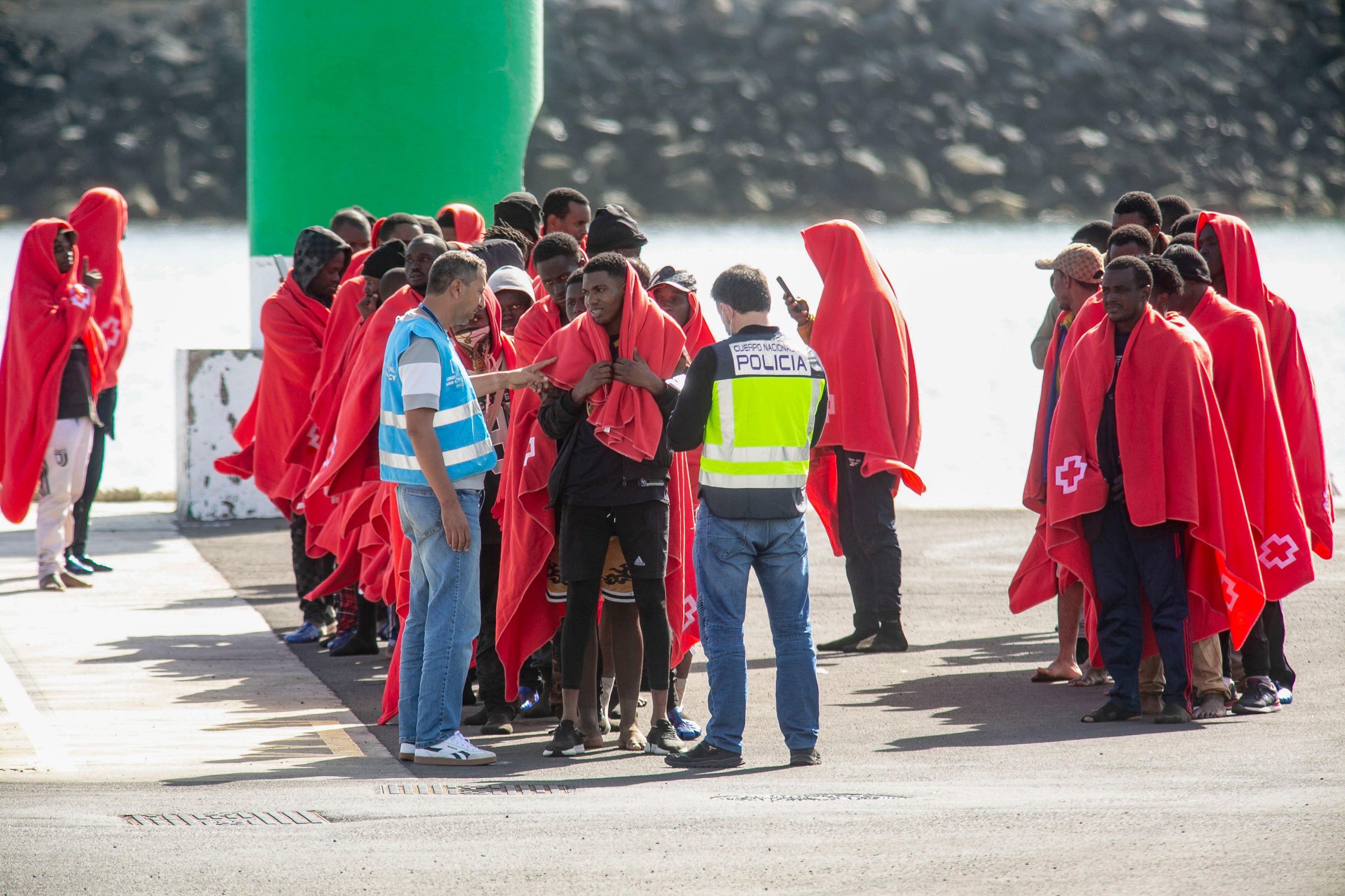 Llegada de los inmigrantes al puerto de Arrecife (Lanzarote).