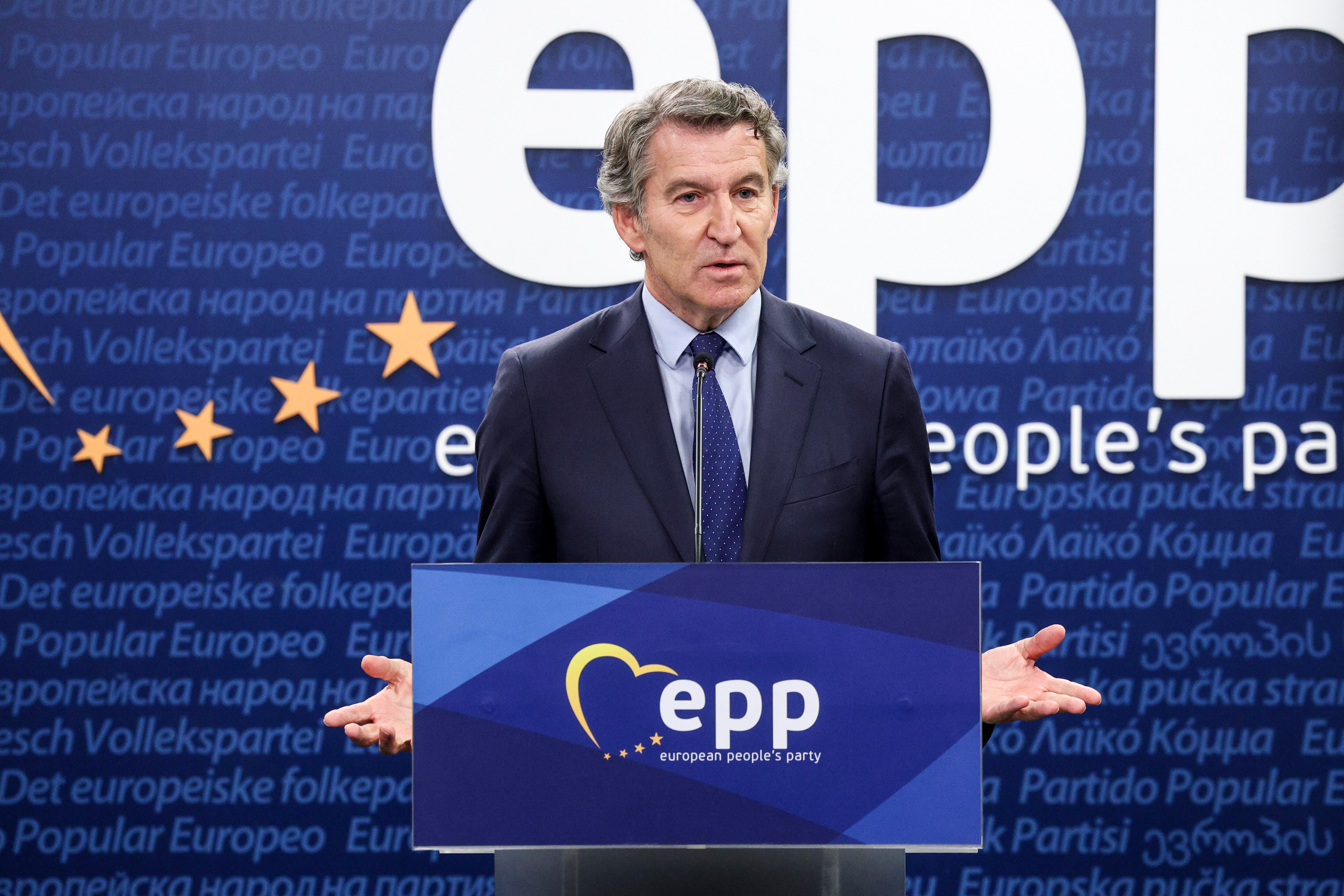 BRUSELAS (Bélgica), 23/10/2025.- El presidente del PP, Alberto Núñez Feijóo, asiste a la cumbre del PPE que se celebra este jueves en Bruselas. Los líderes de la UE se reúnen en Bruselas para debatir la situación en Ucrania, la defensa europea, la evolución de la situación en Oriente Medio, la competitividad, la vivienda y la migración. EFE/ Pablo Garrigós