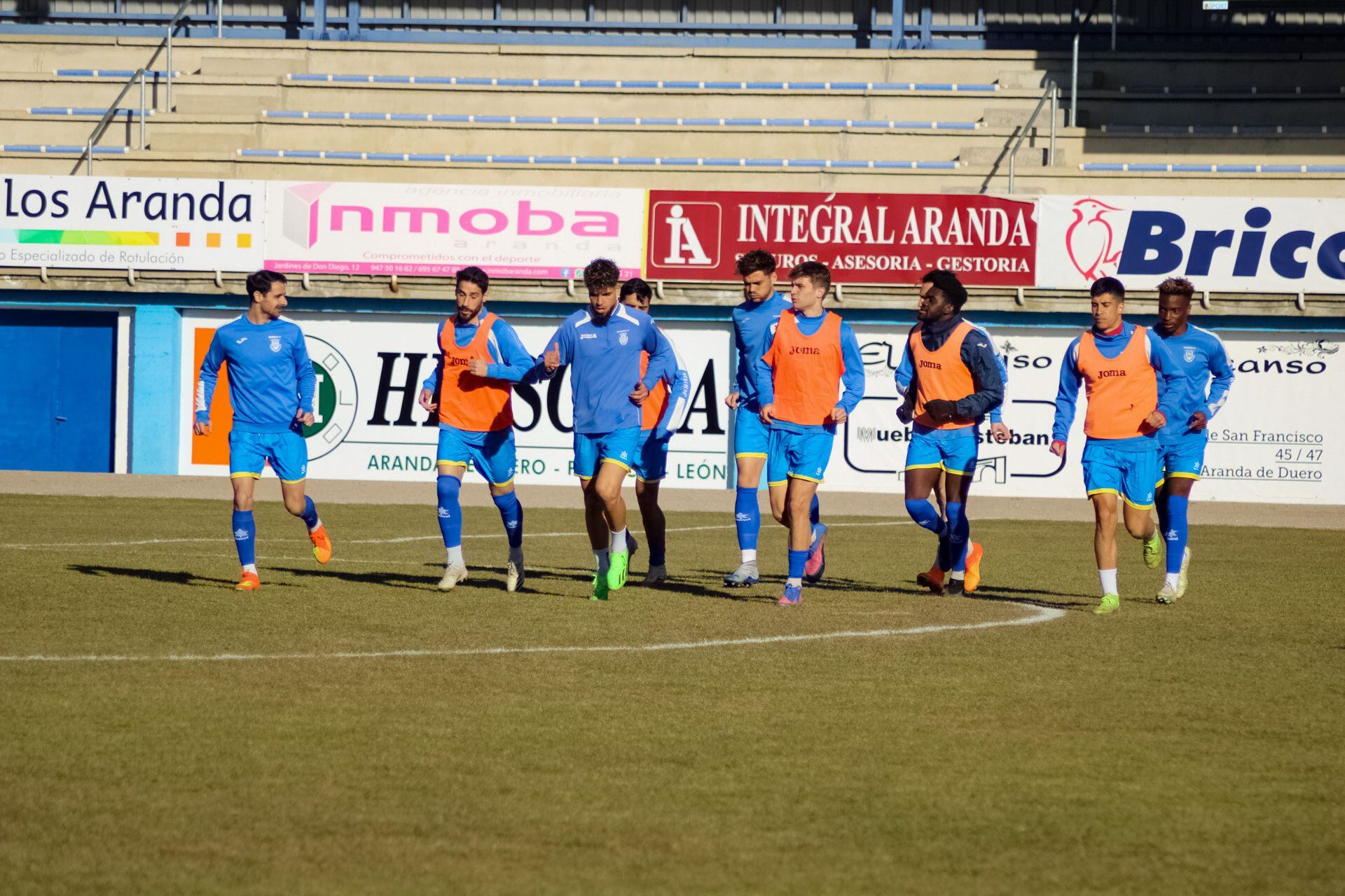 La plantilla ribereña durante un calentamiento previo en El Montecillo