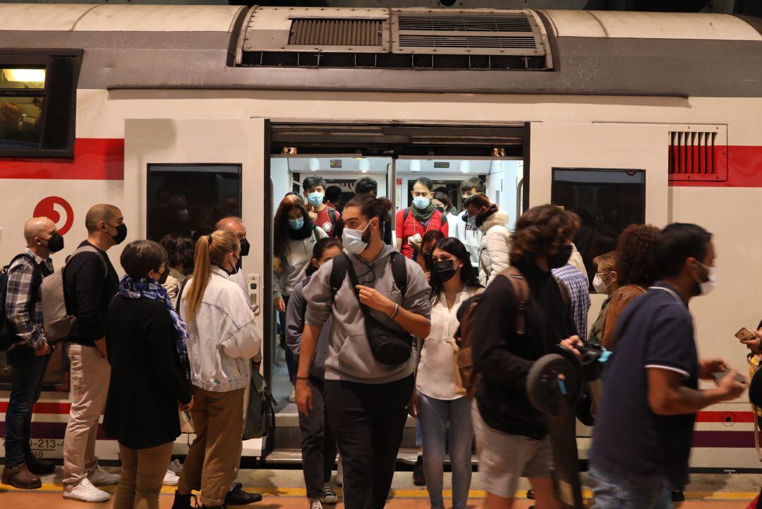 Un gran número de pasajeros sale de un tren en la estación de Madrid - Puerta de Atocha este viernes. 