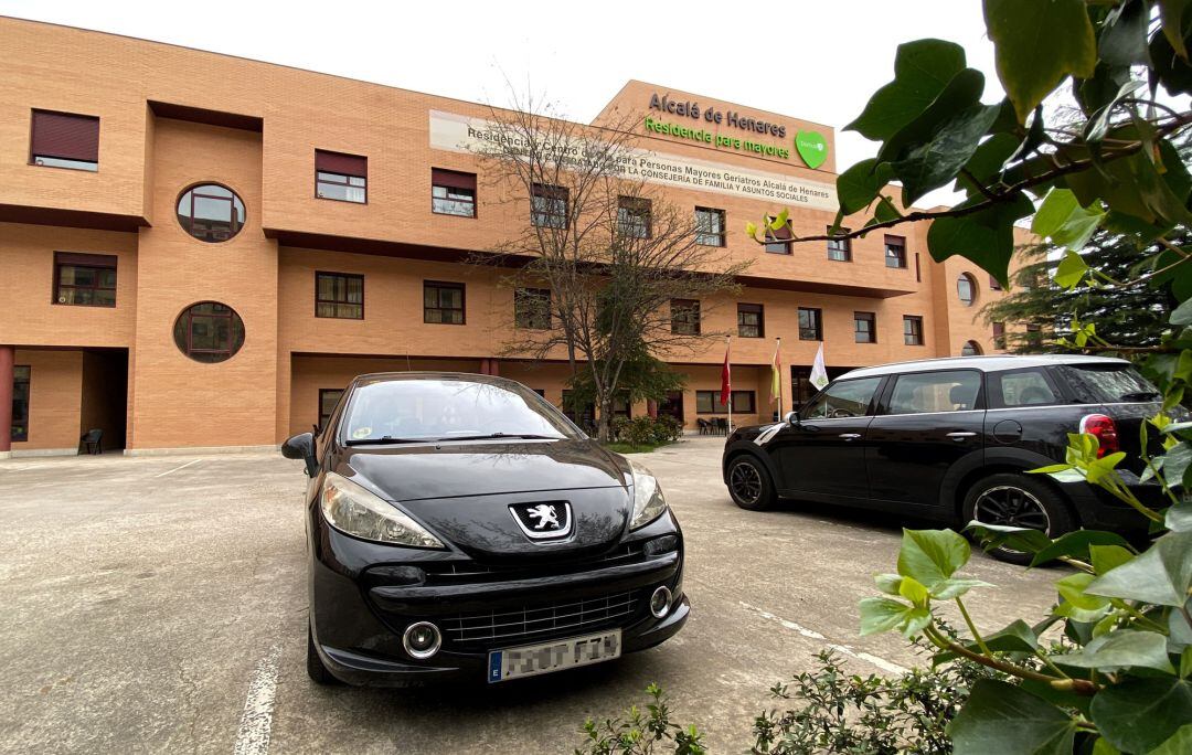 Vehículos particulares a las puertas de la Residencia de mayores DomusVi Alcalá de Henares, uno de los centros de ancianos que desinfectará la Unidad Militar de Emergencias (UME) del Ejército