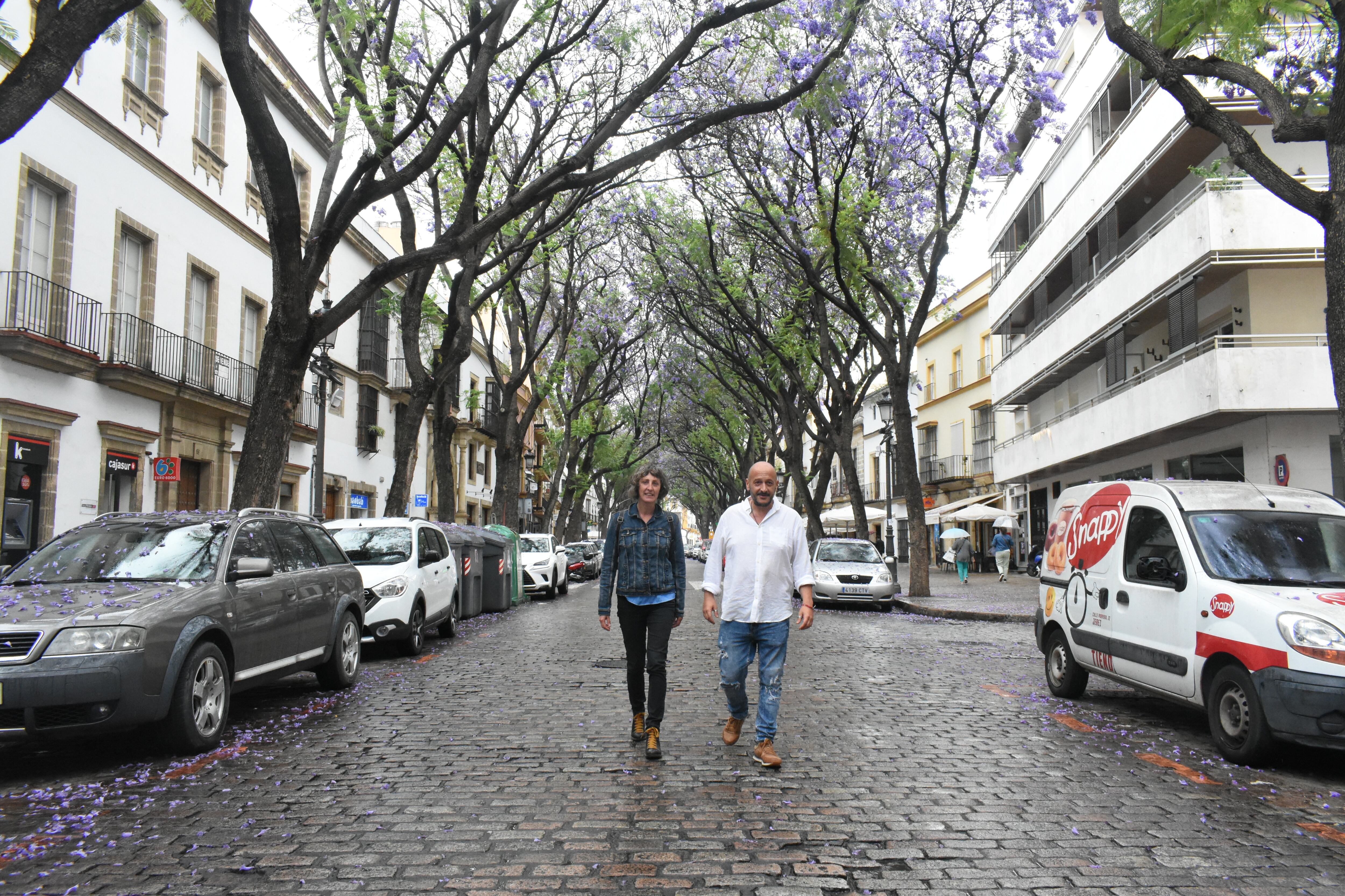 Raúl Ruiz Berdejo y Kika González en la calle Porvera
