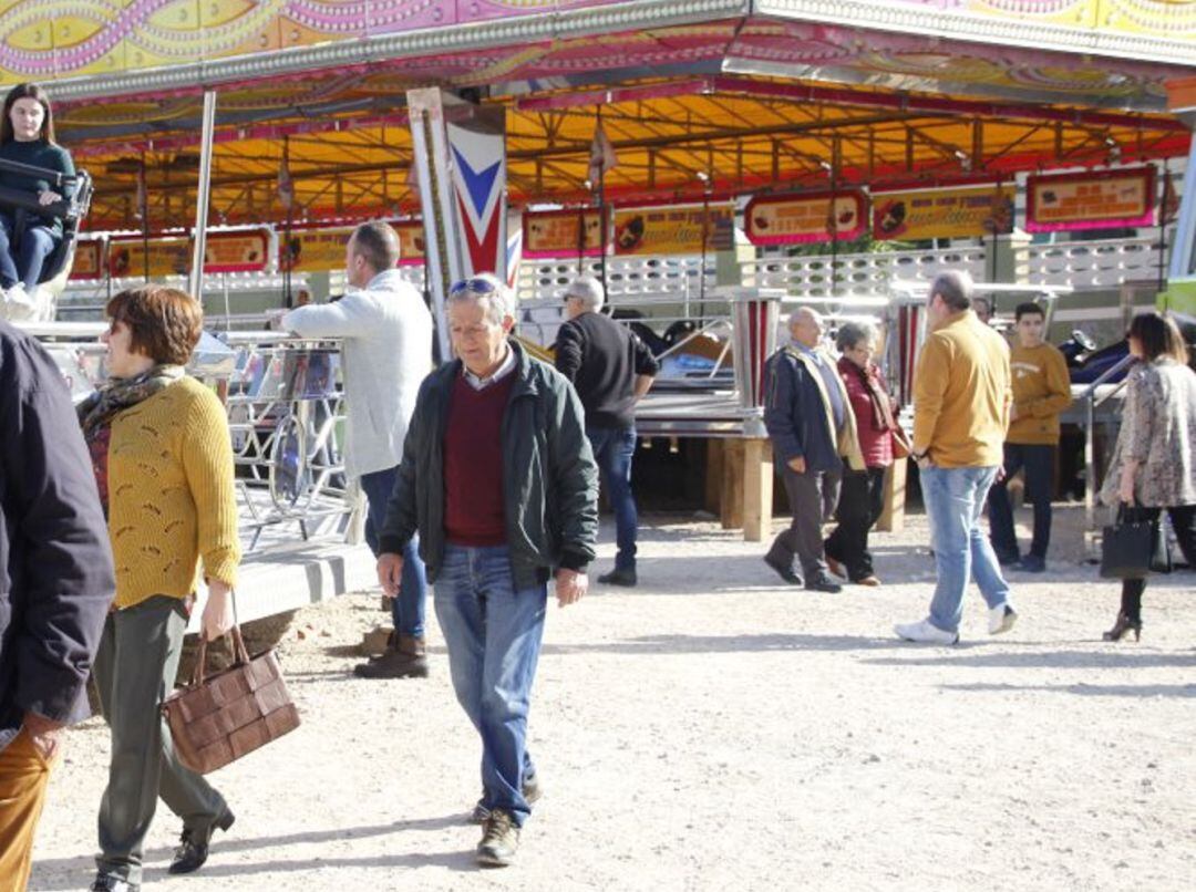 Eldenses y visitantes en la feria de atracciones por la mañana 