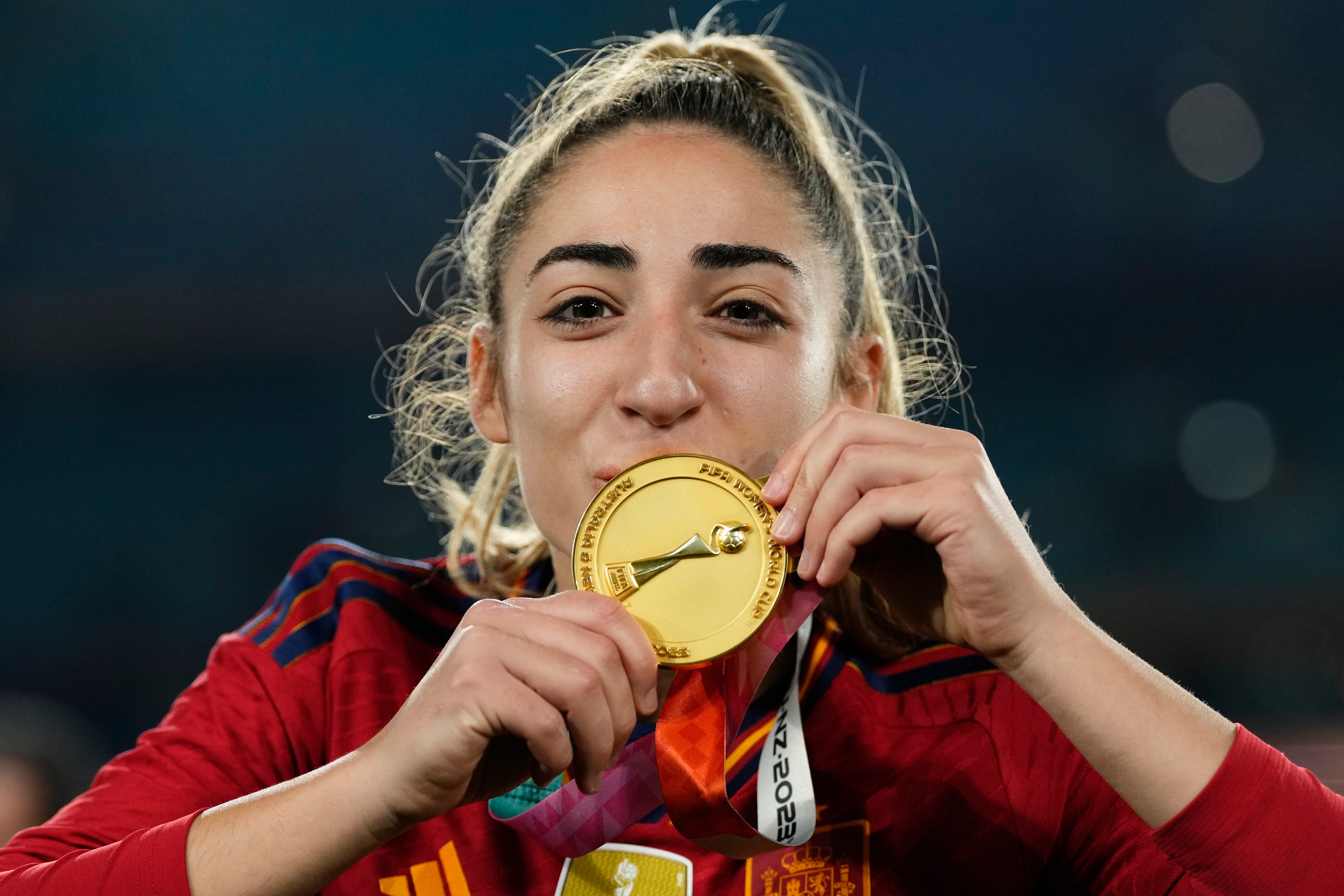 Olga Carmona besa la medalla de campeona del mundo. (Photo by Jose Breton/Pics Action/NurPhoto via Getty Images)