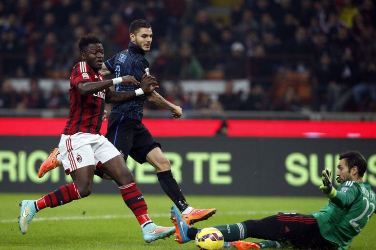 AC Milan&#039;s goalkeeper Diego Lopez (R) makes a save against Inter Milan&#039;s Mauro Icardi (C) as teammate Sulley Muntari watches during their Italian Serie A soccer match at the San Siro stadium in Milan November 23, 2014.  REUTERS/Alessandro Garofalo (ITALY 