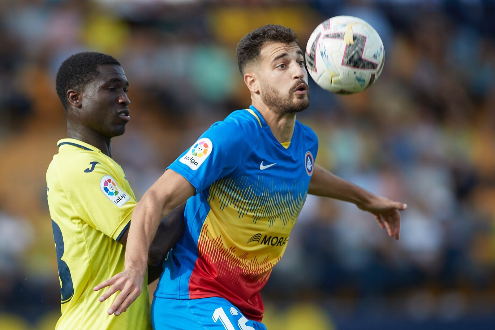 Sinan Bakis en una jugada davant el Vila-real B.