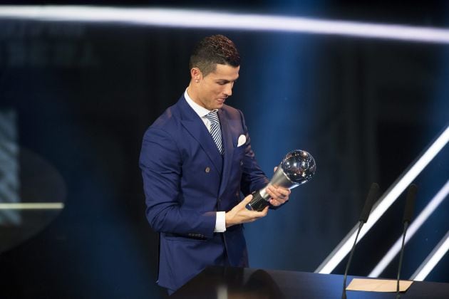 El delantero portugués del Real Madrid, Cristiano Ronaldo, observa su Premio al Mejor Jugador del mundo de 2016 durante la gala &#039;The Best&#039;.