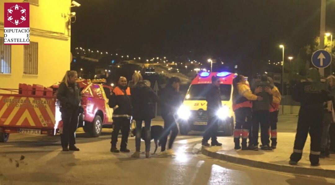 Momento en el que los familiares se reencuentran con el hombre de 67 desaparecido en la montaña El Montí