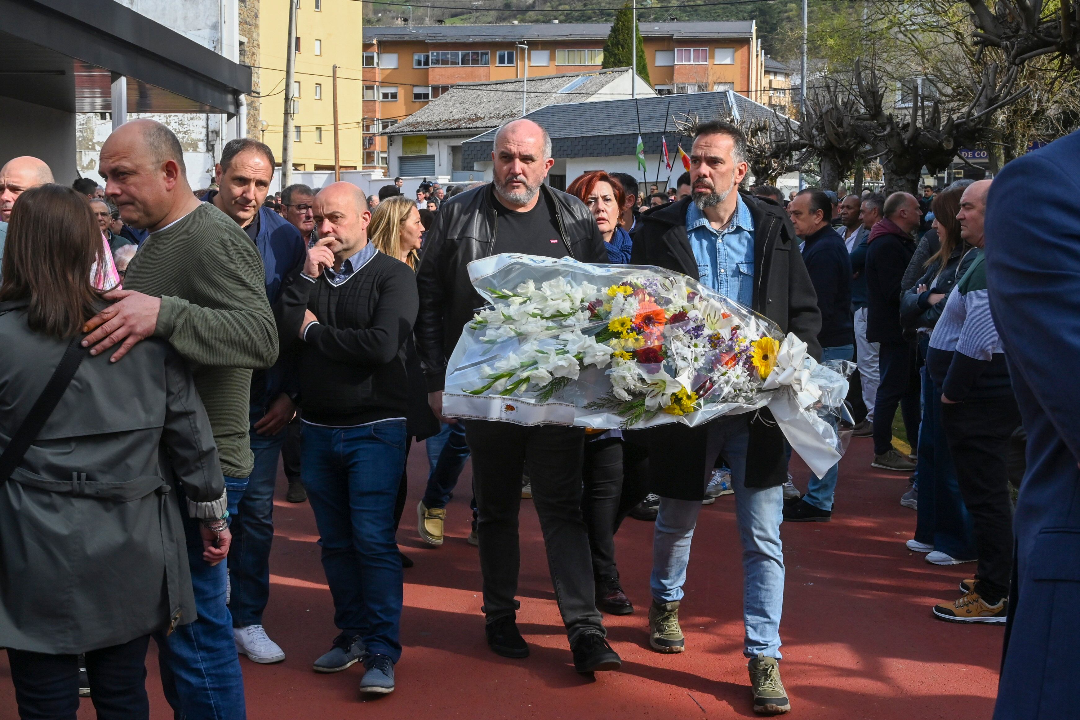 VILLABLINO (LEÓN), 02/04/2025.-Familiares, allegados y vecinos asisten al funeral por los mineros fallecidos el pasado lunes en Degana (Asturias), este miércoles en Villablino (León) . EFE/J.Casares