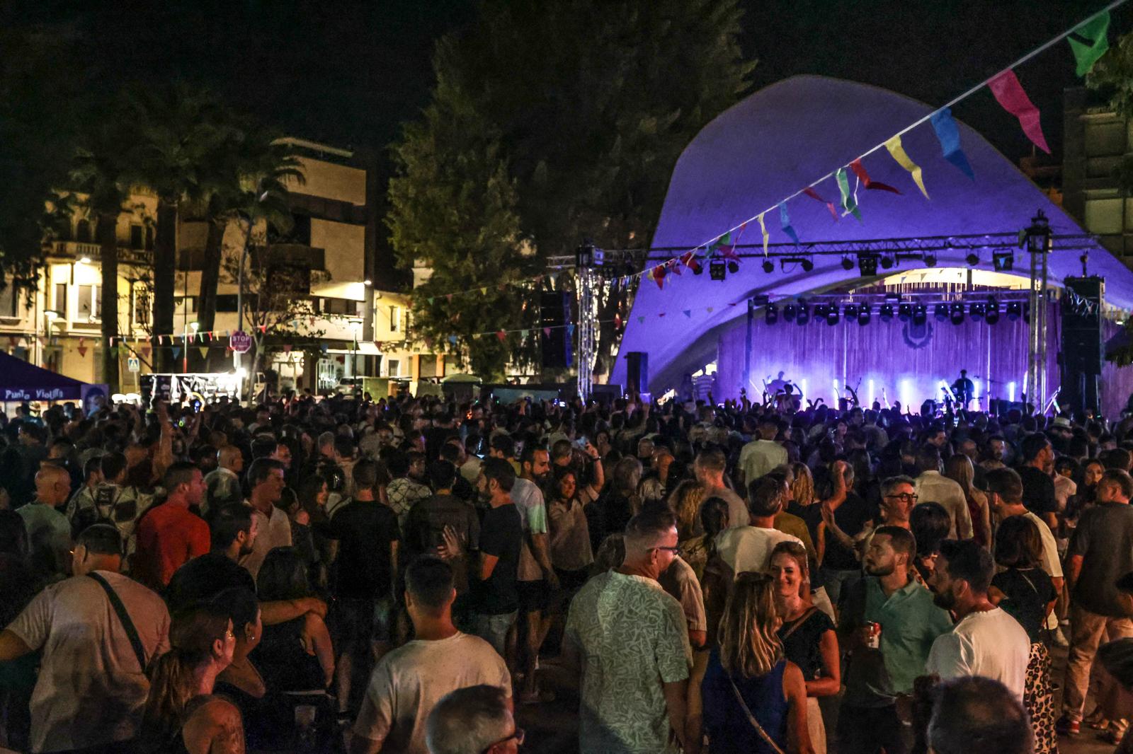 La gente que acudió a la Plaza Castelar disfrutó de la música durante más de seis horas