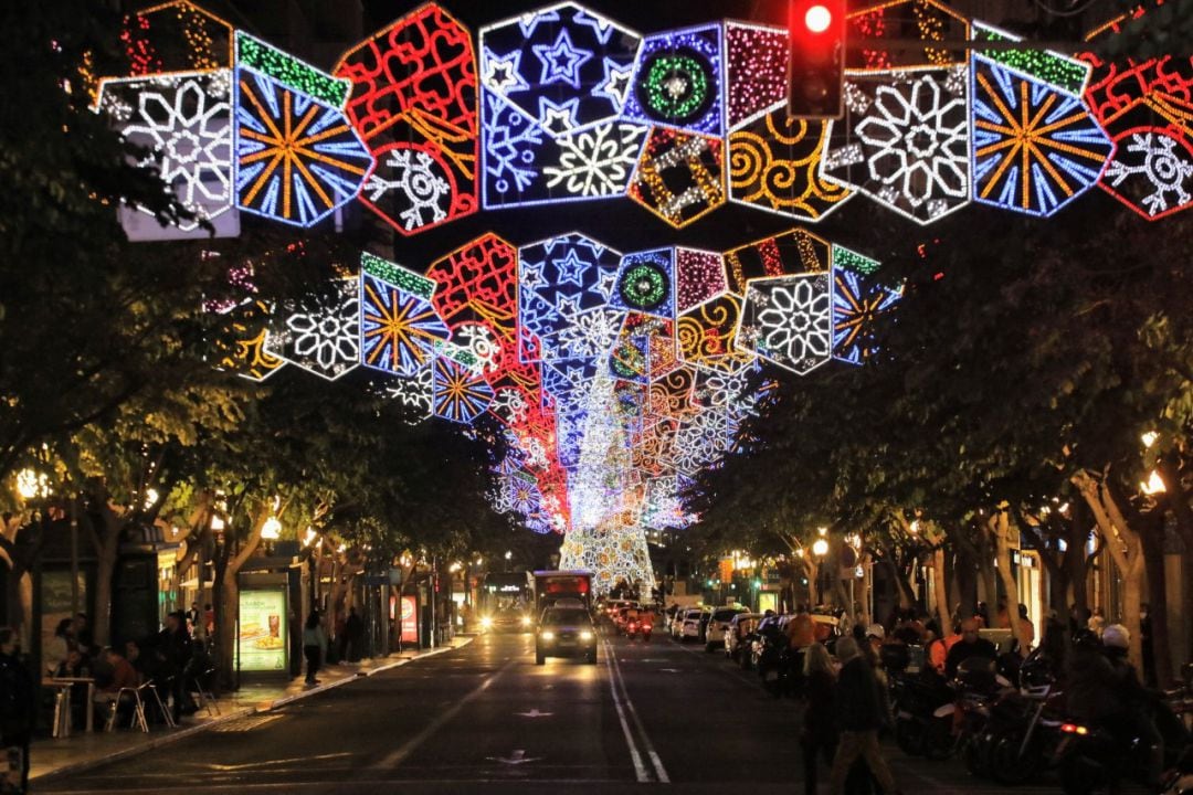 Imagen de archivo de las luces de Navidad en el centro de Alicante