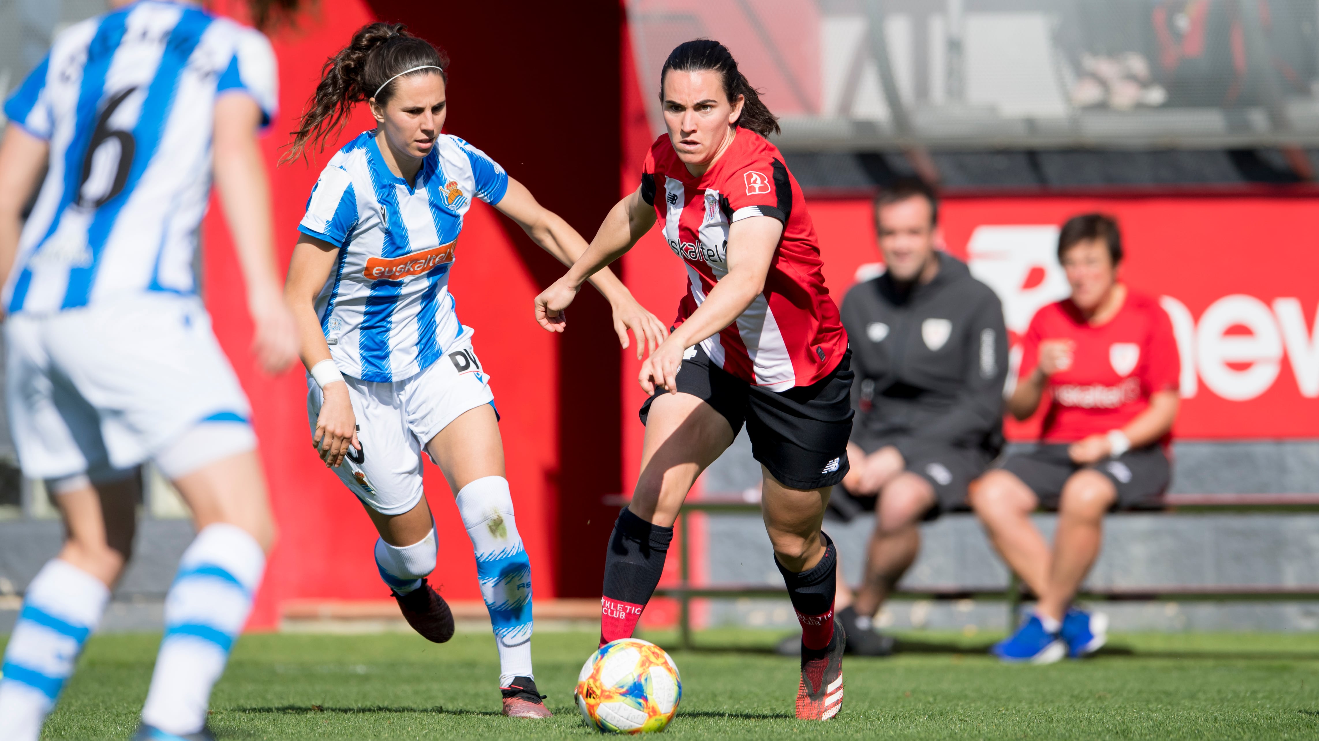 Eunate conduce el balón durante un derbi ante la Real Sociedad disputado en Lezama