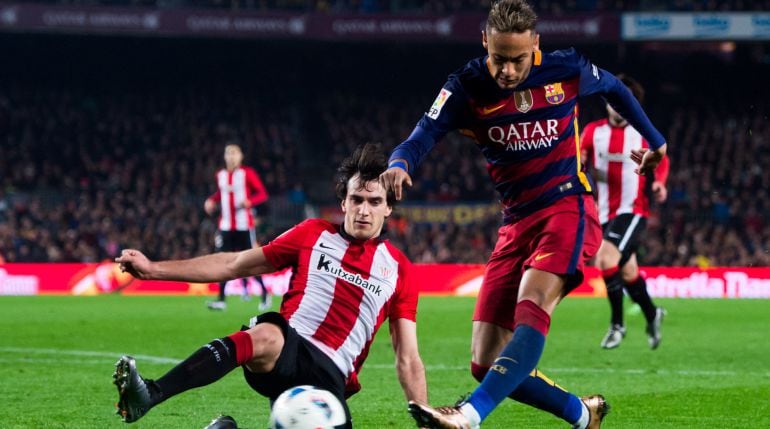 Neymar Santos Jr (R) of FC Barcelona makes a pass with the opposition of Inigo Lekue of Athletic Club during the Copa del Rey Quarter Final Second Leg between FC Barcelona and Athletic Club at Camp Nou stadium on January 27, 2016 in Barcelona, Spain