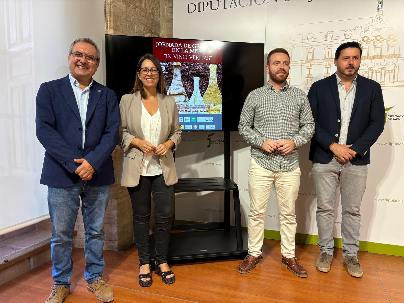 De izquierda a derecha: Manuel Valdivia, director de la UNED; África Colomo, diputada de Cultura; Enrique Carreras, alcalde de Bedmar; y Marco Antonio Bernal, director de Paleomágina.