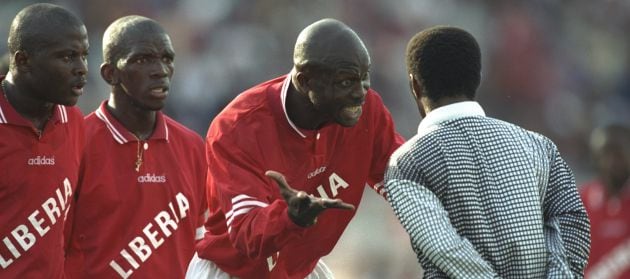 Weah pide explicaciones a un árbitro durante un partido con Liberia