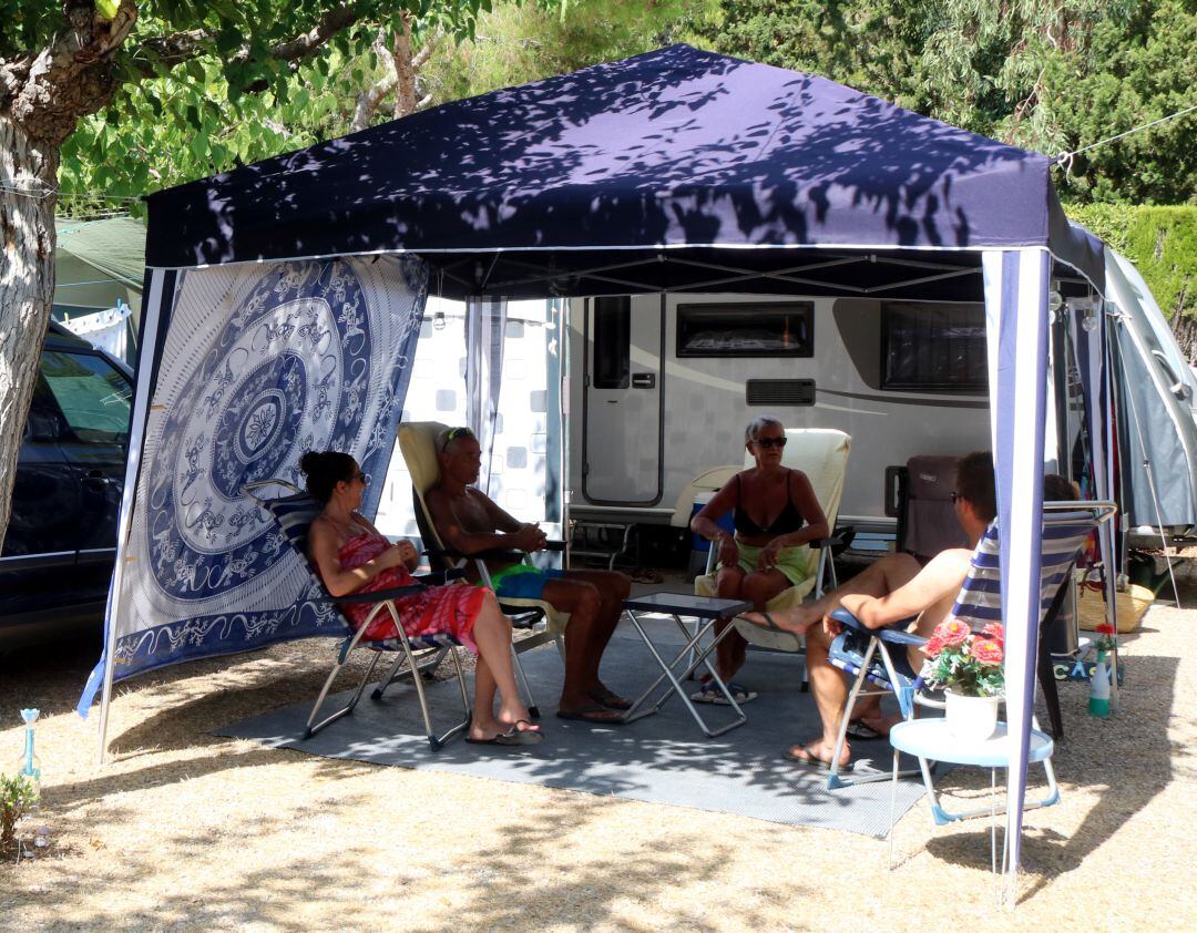 Pla general d&#039;una família holandesa conversant asseguts a la seva parcel·la al càmping Clarà de Torredembarra.