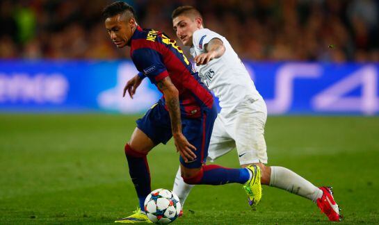 Neymar intenta marcharse de Verratti en una jugada en el Camp Nou