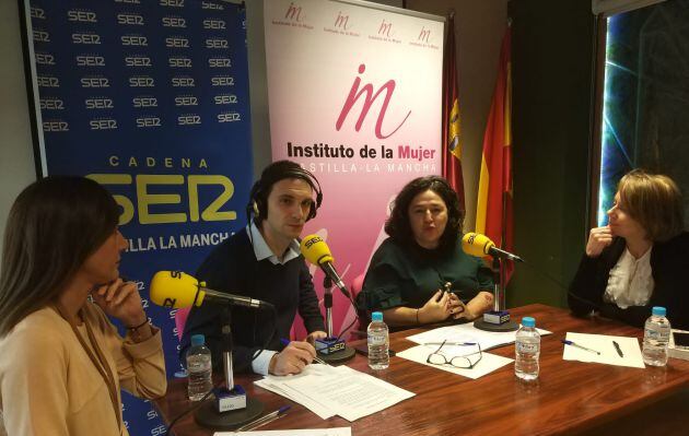 De izquierda a derecha, Pilar Callado, directora del Instituto de la Mujer; Daniel Rodríguez, director de 'La Ventana de Castilla-La Mancha'; Juana López, Jefa de Servicio de Planificación del Instituto de la Mujer y Elena Alonso, coordinadora del Centro de la Mujer de Bargas (Toledo)