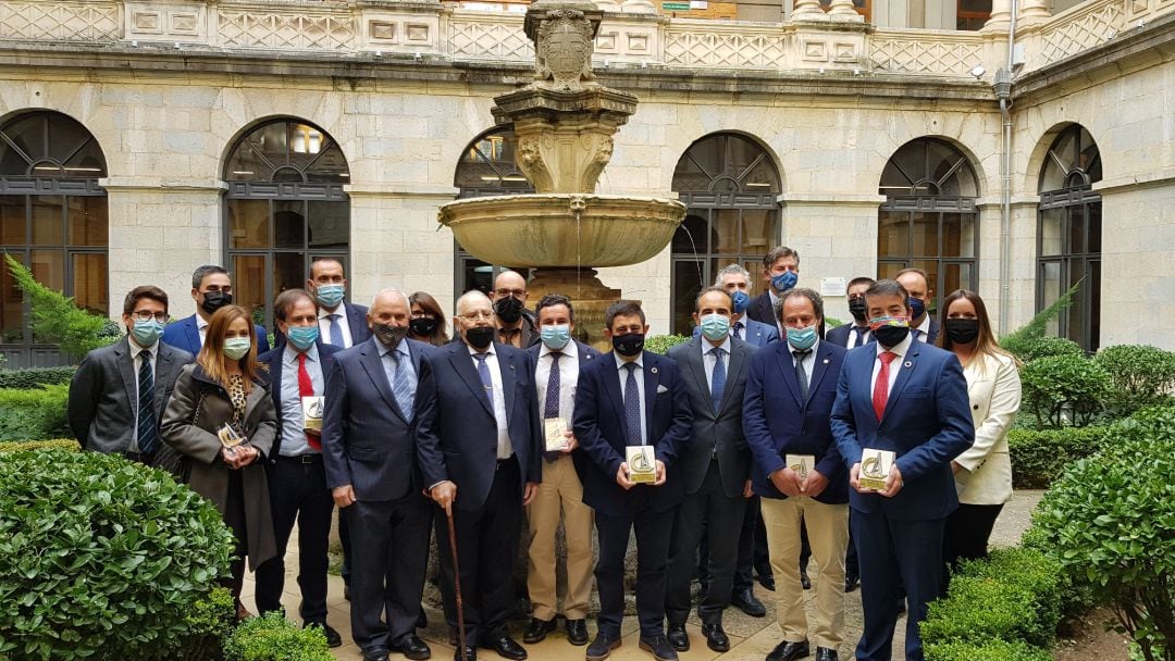 Francisco Reyes, el presidente del CICCP, Miguel Ángel Carrillo y el alcalde de Huesa; Angel Padilla entre otros con el premio a la obra civil 