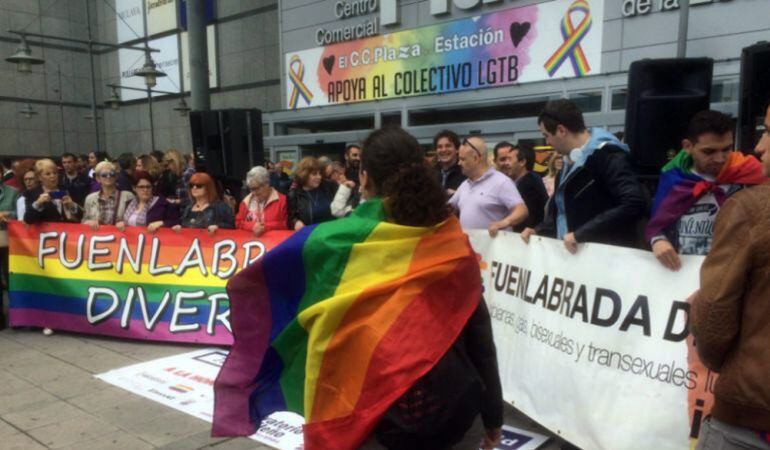 Concentración que tuvo lugar en mayo en apoyo de una pareja gay que fue obligada a abandonar un centro comercial por besarse.