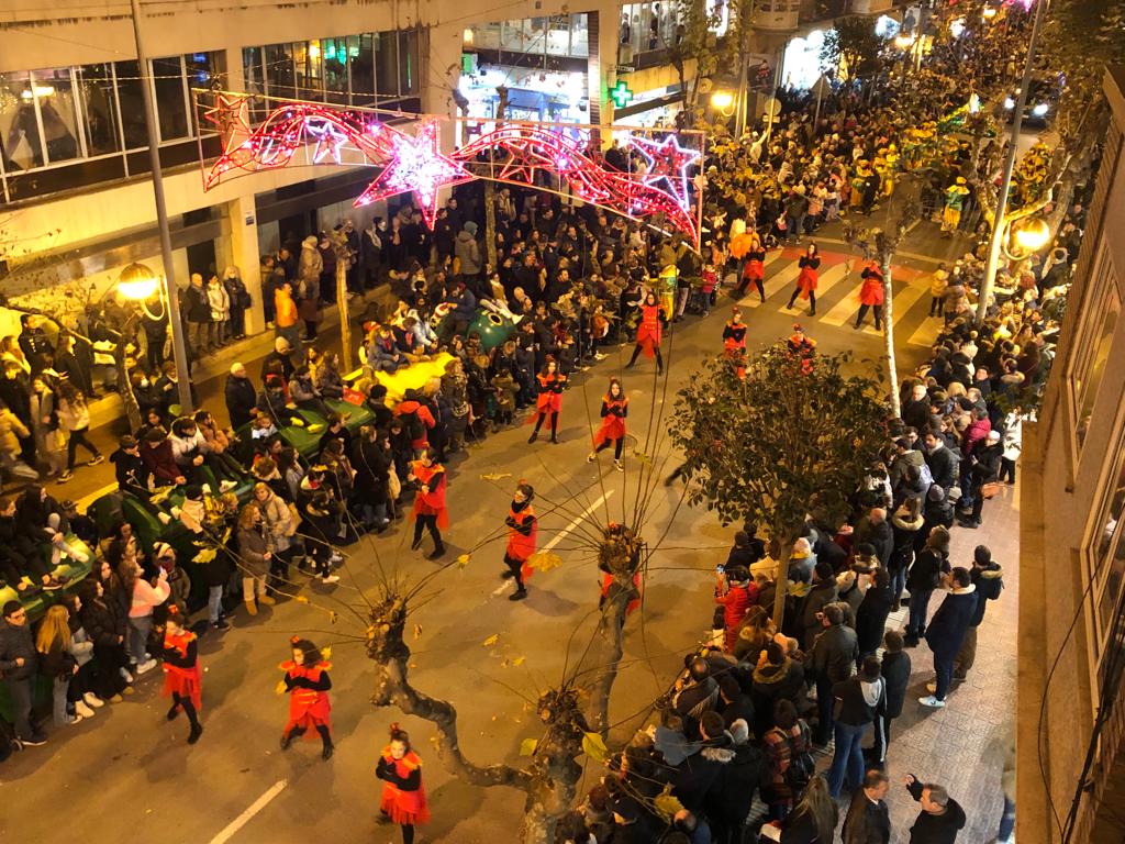Mucho público y numerosos participantes en la cabalgata de los Reyes Magos, organizada por la Cadena SER de La Rioja.