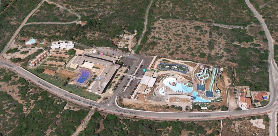 Imatge aèria del parc aquàtic vinculat a un hotel a Biniancolla.