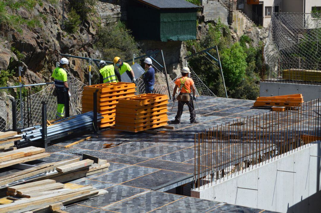 Operaris de la construcció. El sector continua liderant el creixement econòmic andorrà.