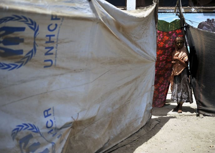 Una mujer yemení frente a un antiguo colegio habilitado actualmente para regugiados en Aden (Yemen)