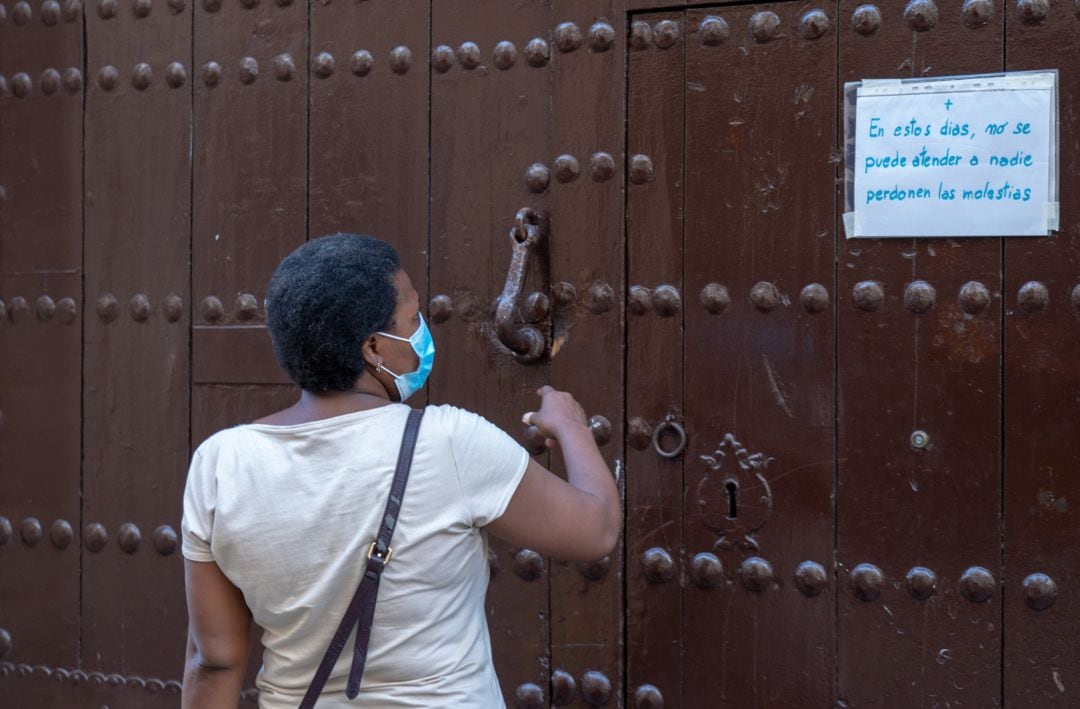 Una señora llama a la puerta sin que le abran en el convento de Santa Ángela de la Cruz donde se ha declarado un brote de Covid con 40 positivos.