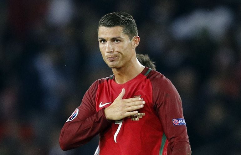 Cristiano lleva su mano derecha al escudo de Portugal al término del partido 