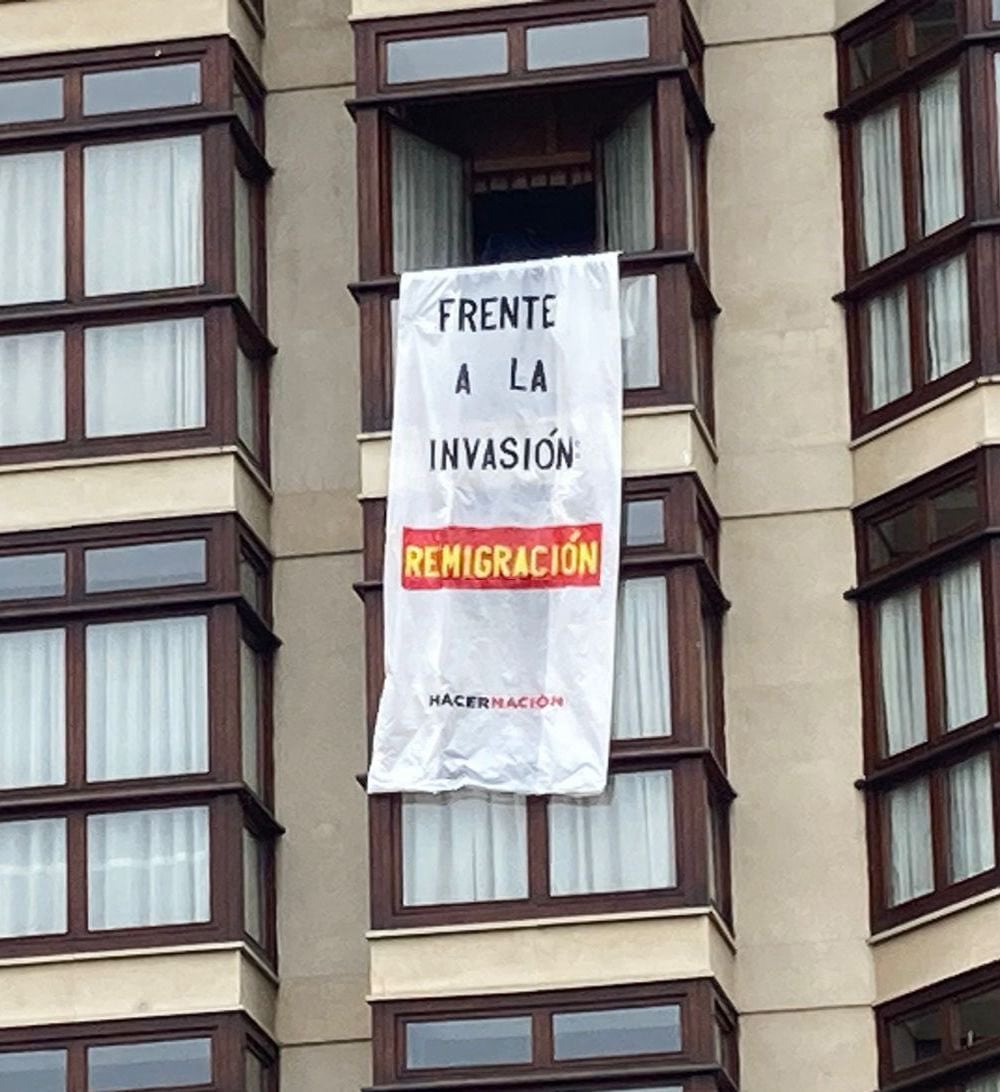 La organización ultraderechista &#039;Hacer Nación&#039; firmaba la pancarta racista colgada en un hotel de Gijón