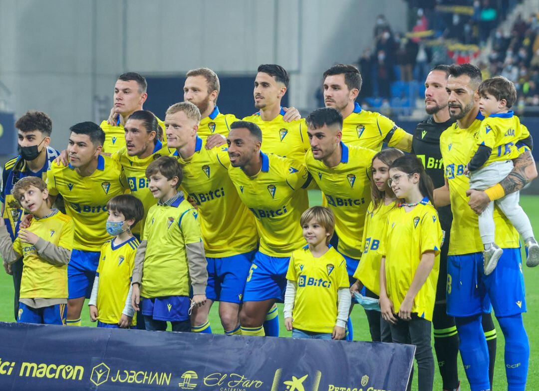 Los jugadores del Cádiz en formación antes del partido frente al Sevilla FC