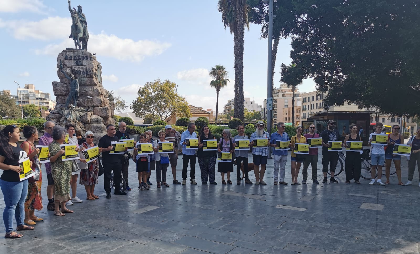 Representantes de las entidades adheridas durante la presentación de la convocatoria en Plaza de España