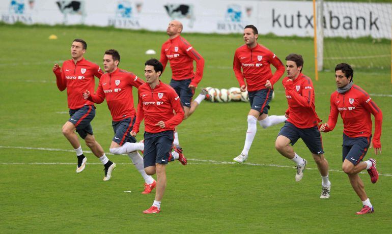 GRA265. LEZAMA (BIZKAIA), 30/03/2015.- Varios jugadores del Athletic Club durante el entrenamiento que el equipo ha realizado hoy en las instalaciones de Lezama. EFE/Luis Tejido