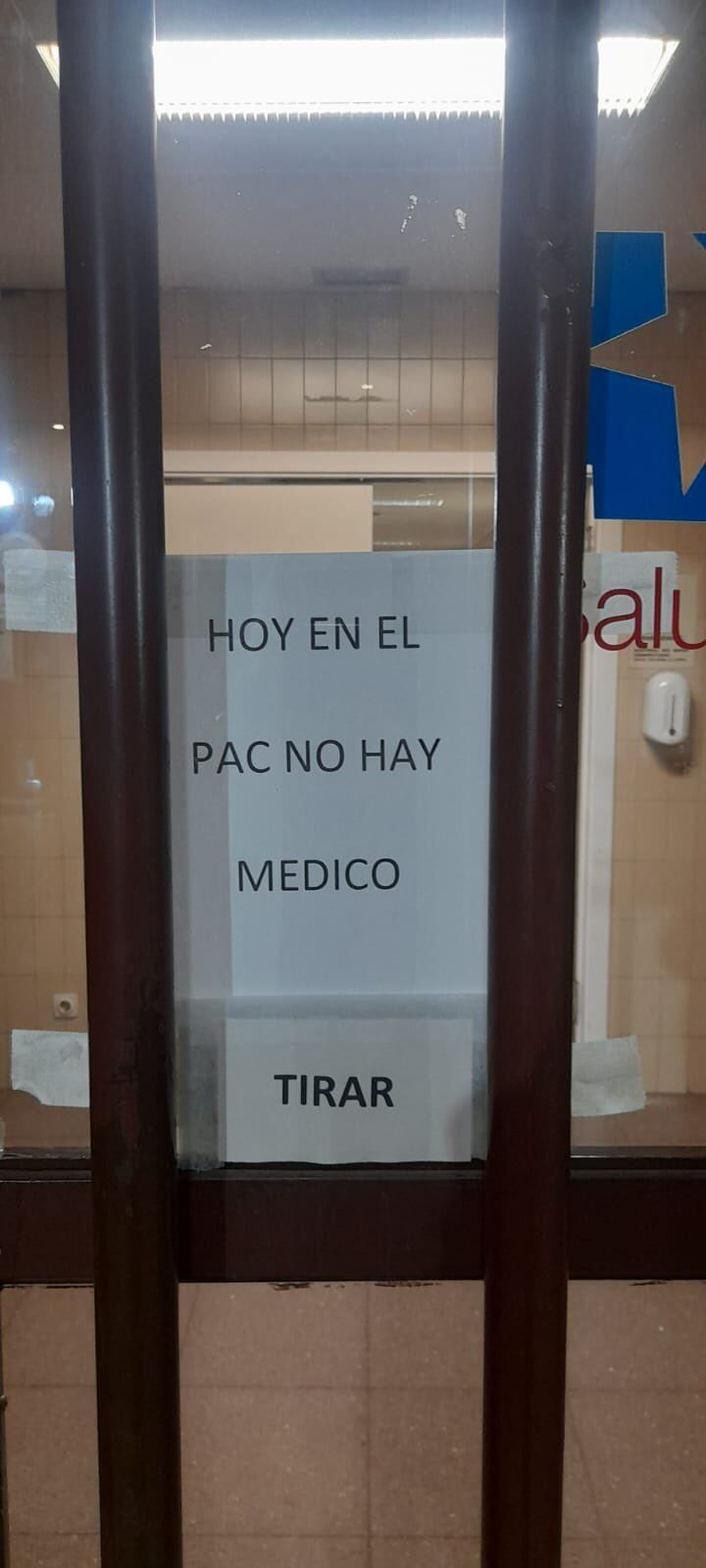 Imagen de la puerta del centro de salud Isabel II de Parla en la entrada a las urgencias