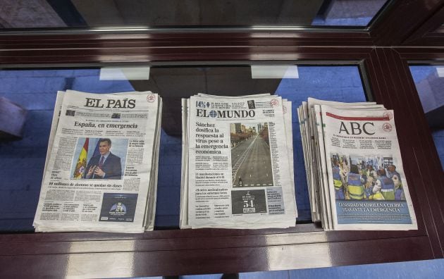 Las portadas del día previo al confinamiento, en la biblioteca