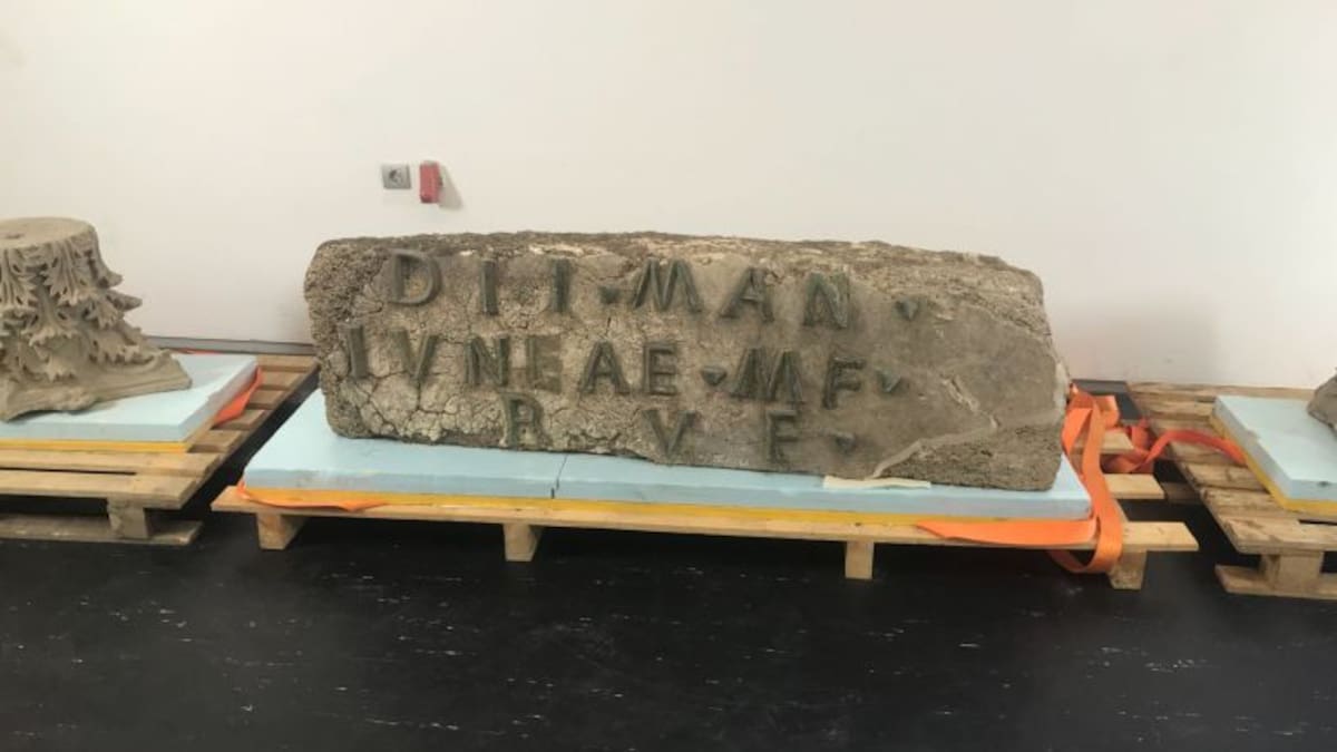 Hallan en Baelo Claudia una inscripción funeraria en bronce