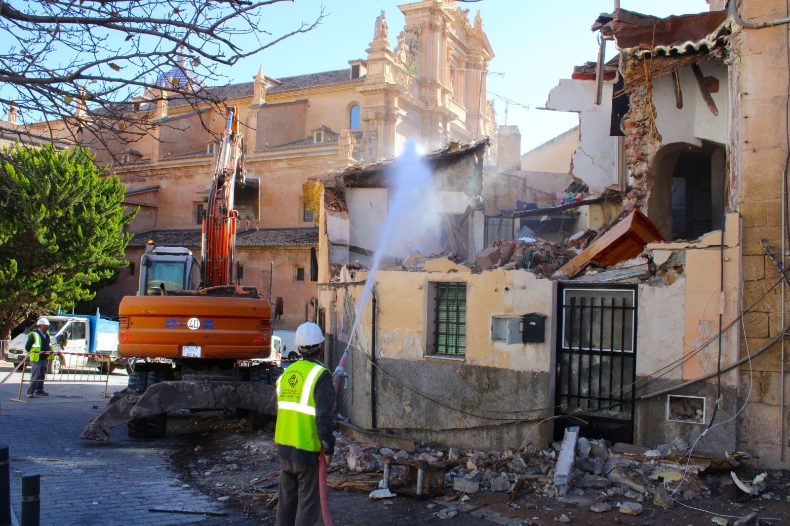 El Ayuntamiento de Lorca demuele tres inmuebles junto a la vieja Cárcel para iniciar la regeneración de los Barrios Altos