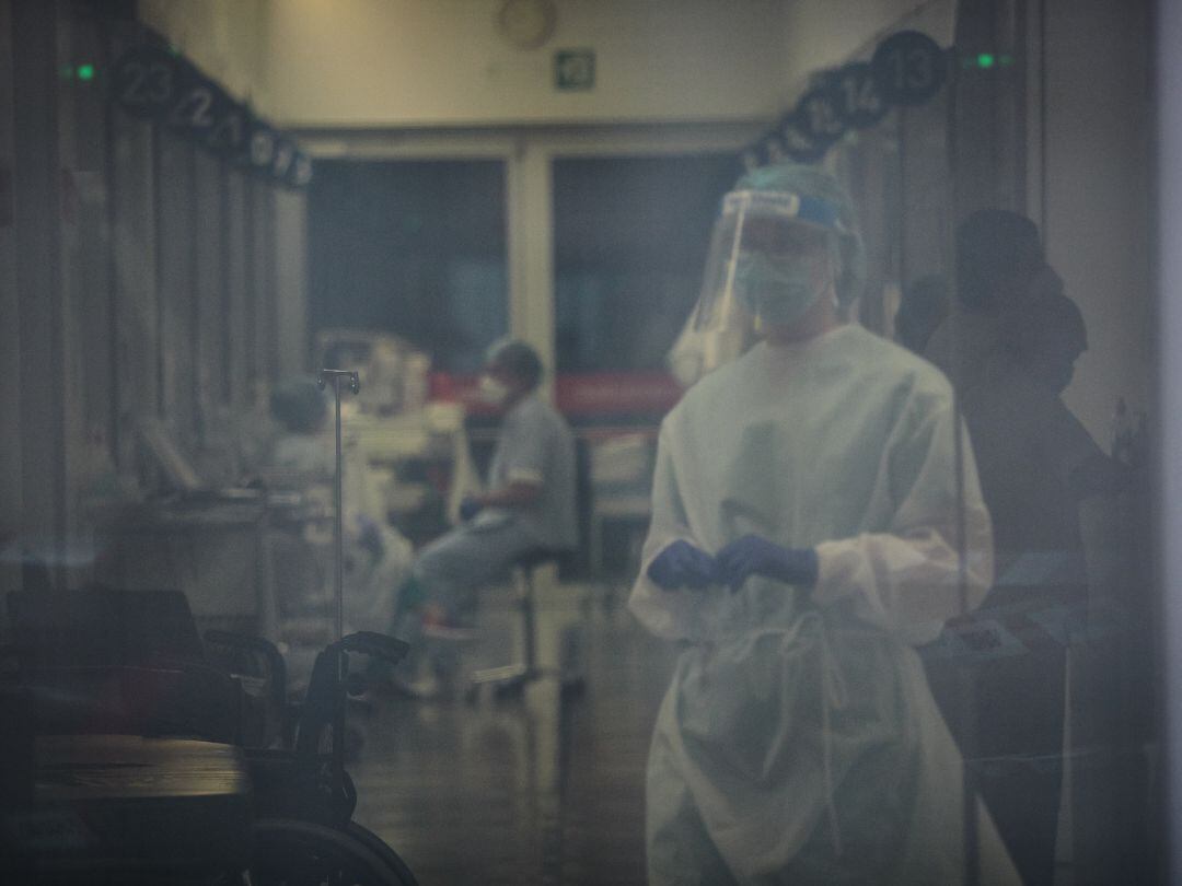 Trabajadores sanitarios en el interior del Complejo Hospitalario de Navarra durante la pandemia de Covid-19.