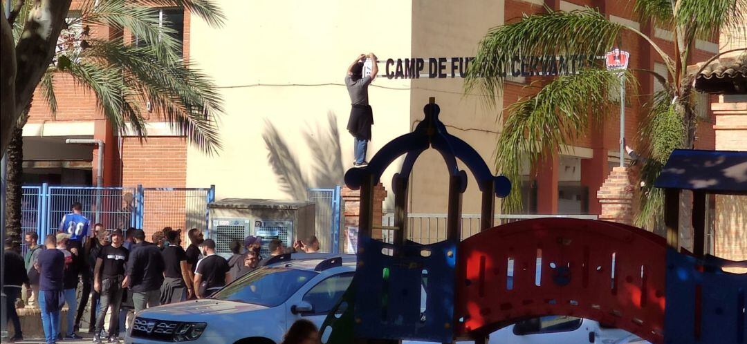 Ultras del CF Gandia en la entrada del Cervantes